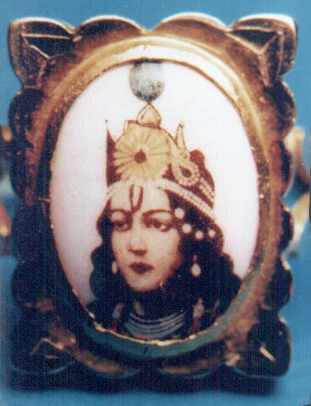    ,     - Ring with image of Krishna, manifested by Sathya Sai Baba