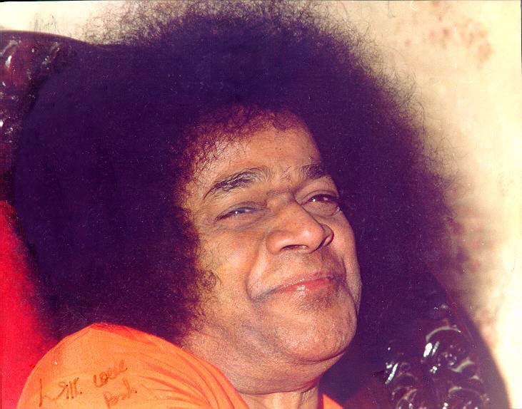 Фотография Сатьи Саи Бабы, подписанная Ним - Sathya Sai Baba's photo, signed by Him