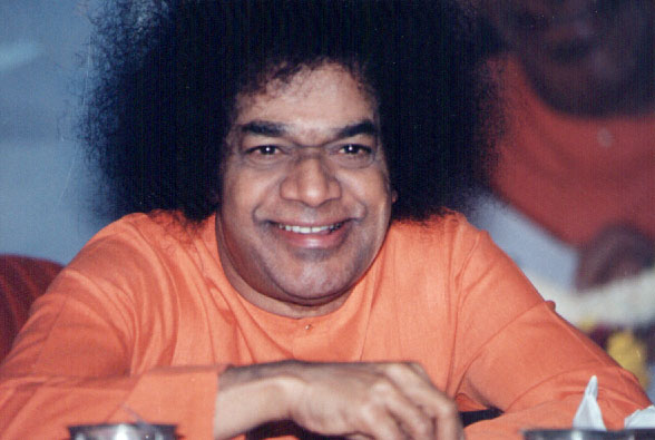 Сатья Саи Баба во время еды - Sathya Sai Baba