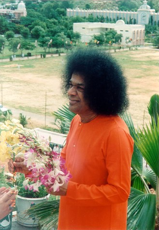        (    14  1992 .) - Sathya Sai Baba, photo by Japanese devotee at 14/07/1992