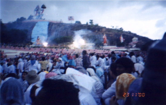 ������������ 75-����� ����� ��� ���� �� �������� � ����������, ���� - Celebration of 75th birthday of Sathya Sai Baba on stadium in Puttaparthi, morning