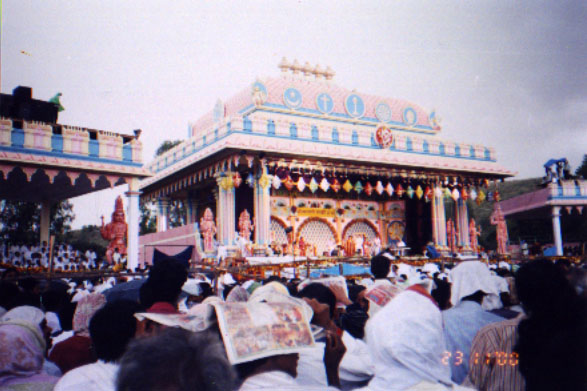 ������������ 75-����� ����� ��� ���� �� �������� � ����������, ���� - Celebration of 75th birthday of Sathya Sai Baba on stadium in Puttaparthi, morning