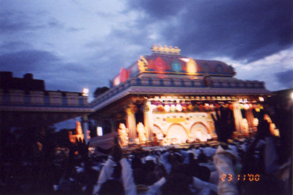 ������������ 75-����� ����� ��� ���� �� �������� � ����������, ���� - Celebration of 75th birthday of Sathya Sai Baba on stadium in Puttaparthi, morning