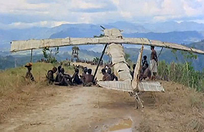 Карго-культ, макет самолёта из веток, вид сзади