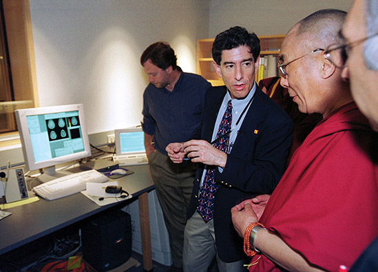 Двадцать один буддийский йогин был протестирован в лаборатории Дэвидсона. Здесь он объясняет Далай-ламе, который долгое время выступал за научное исследование медитации, как отображаются состояния мозга.