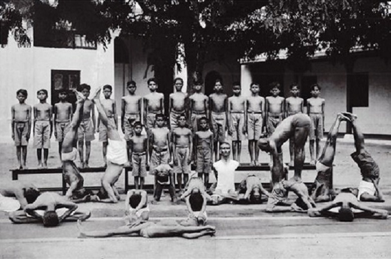 Demonstration of asanas in the Mysore palace by Krishnamacharya