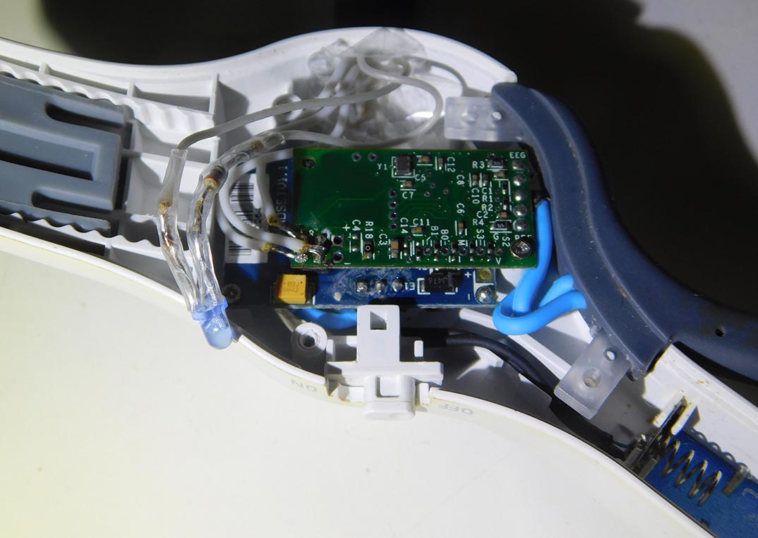 Переделанная нейрогарнитура NeuroSky MindWave, виден светодиод с резистором