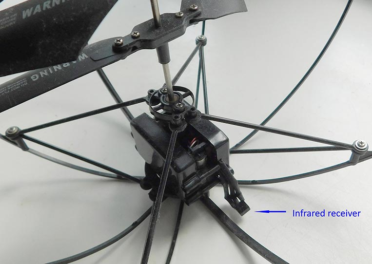 NeuroSky Puzzlebox Orbit Brain-Controlled Helicopter, фото инфракрасного датчика приёмника, принимающего сигнал от передатчика, вставляемого в разъём наушников смартфона