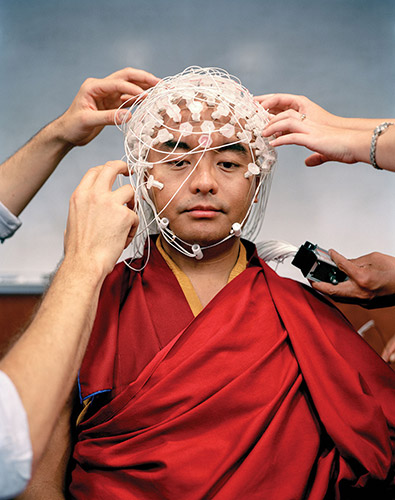 Йонге Мингьюр Ринпоче подключён к 256 проводным сенсорам для измерения электрических волн его мозга в процессе медитации.