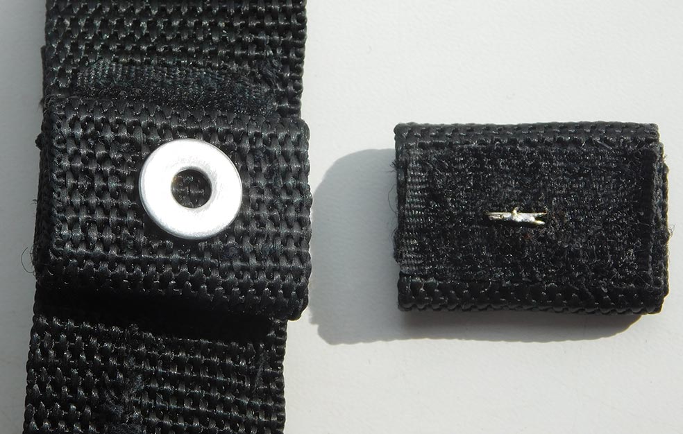 Подушечка на тесьме и контактной ленте (липучке) с сенсором из нержавейки, справа обратная сторона другой подушечки с монтажными проводами для крепления сенсора, к которым подпаивается провод МГТФ для соединения с кабелем