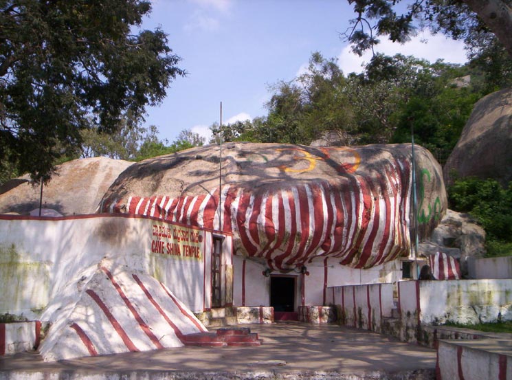 Пещерный храм Шивы, в котором живёт Джамана Гири