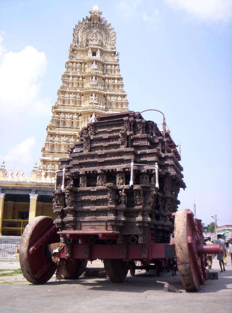 Гопурам храма Дурги-Чамундешвари на холме Чамунди