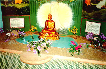 Статуя Будды в Музее вечного наследия в Прашанти Нилаям, Индия