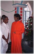 Свами Нагананда с представителем штата Андхра-Прадеш в парламенте Индии. Празднование 20-летия христианской церкви, построенной Свами Наганандой в 1984 г.