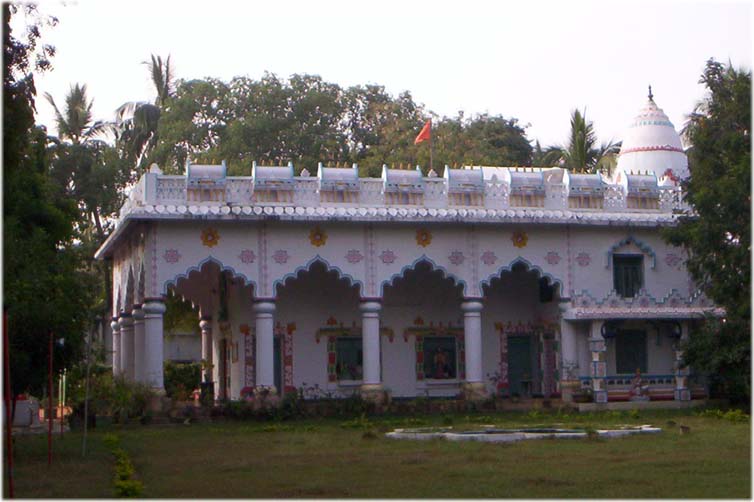 Шри Шри Нагананда Свами Шанти Мандир - вид со стороны ворот ашрама