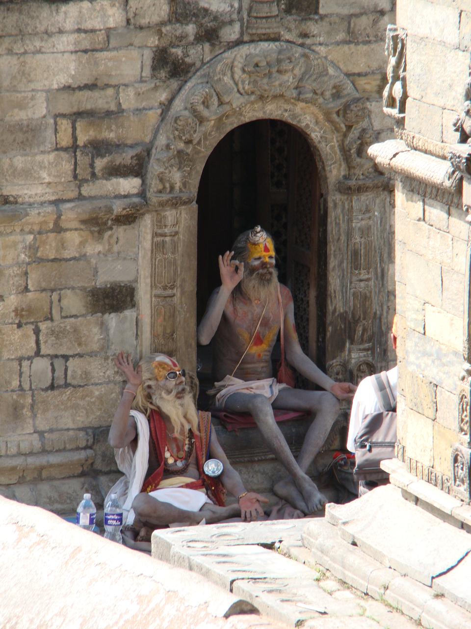 Монахи-клоуны, фотографирующиеся за деньги в храме Пашупатинатх в Катманду