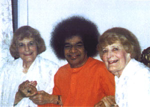 Мы обе держим руки Саи Бабы, 1995 год (Дороти справа, Мойя слева)