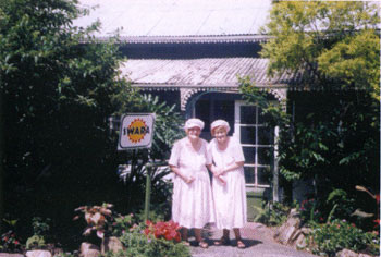 Перед домом СВАРЫ, 1999 год. Сейчас это административный центр в Брисбене