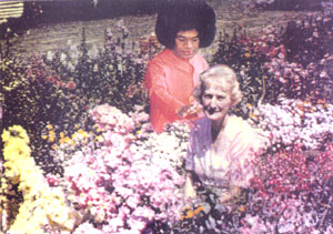 Коллаж из нашей книги 'Ближе к сердцу Господа', 1994 год. Наша мама с Саи Бабой в нашем саду в Тувумбе