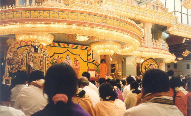 ����� ��� ���� �� ����� ������-��������� 1999 �. - Sathya Sai Baba at Paduka festival 1999