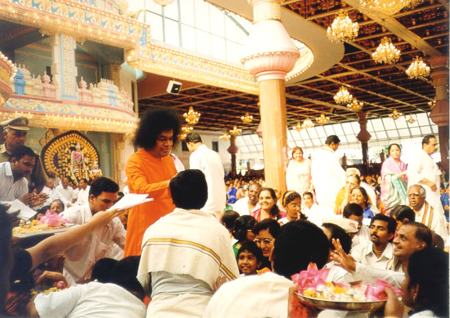 ����� ��� ���� �� ����� ������-��������� 1999 �. - Sathya Sai Baba at Paduka festival 1999