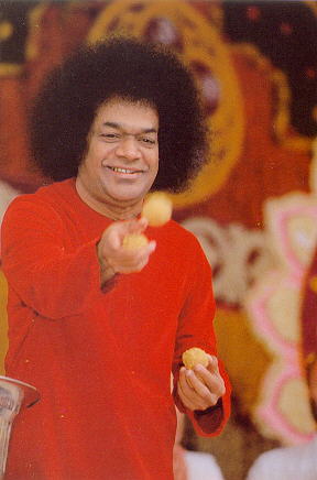 ����� ��� ���� ������ ������ (�����) - Sathya Sai Baba giving prasad