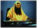 Шри Ганапати Сатчидананда Свамиджи играет на синтезаторе