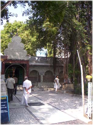Место самадхи Шри Шешадри Свамигала в Его ашраме